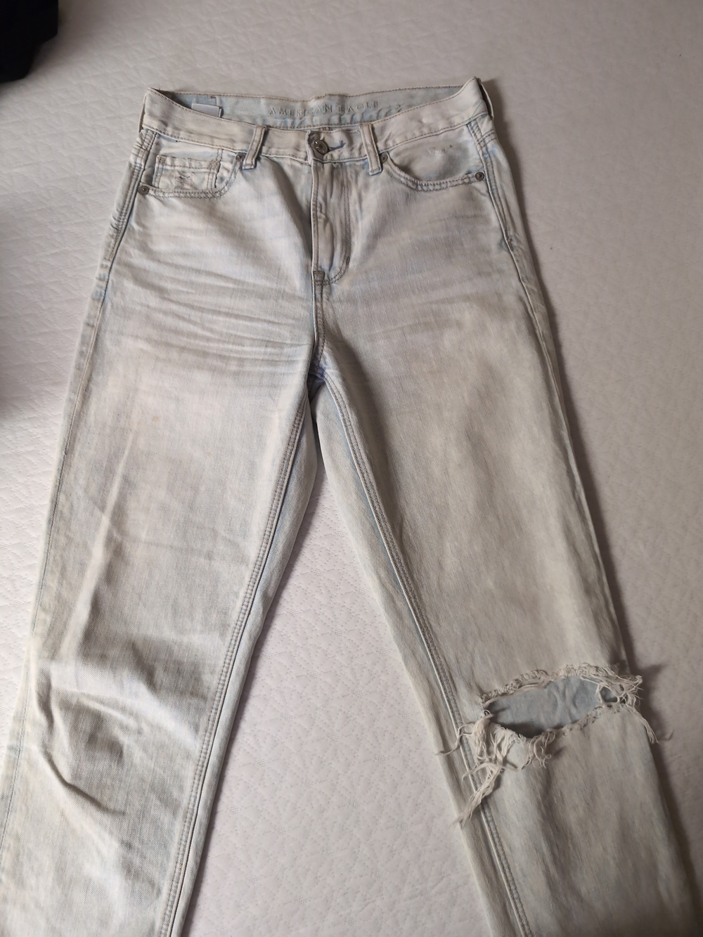 American Eagle Outfitters Light Wash Skinny Jeans with Knee Rip